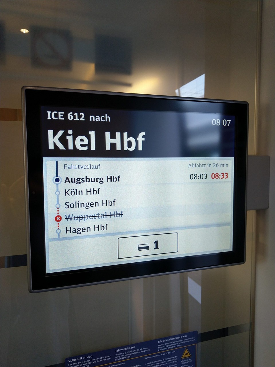 Deutschland - Augsburg - Fünf Minuten nach den vorherigen Einträgen: Stellwerkstörung zwischen Augsburg und Ulm. Bisherige Prognose 30 min. Verzögerung. Geschenkte Lesezeit für die Buchhändlerin.