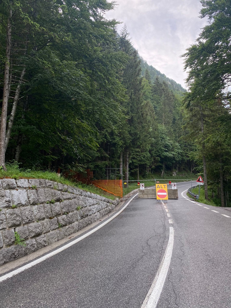 Slowenien - Bovec - Bei der Anreise gab es erstmal diese Überraschung: Die Passtrasse war gesperrt! Konkret hieß das, dass wir eine Stunde zusätzlich Fahrzeit hatten, um über einen anderen Pass ins Tal zu gelangen. 