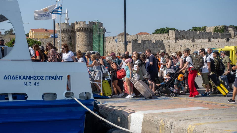 Griechenland - Symi - Die von der Nachbarfähre werden an Bord gescheucht. 