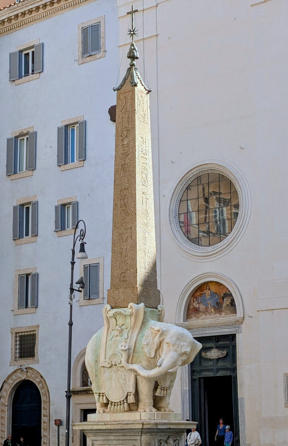 Italien - Rom - Ein paar Meter weiter steht dieser Obelisk vor der Basilika di Santa Maria.