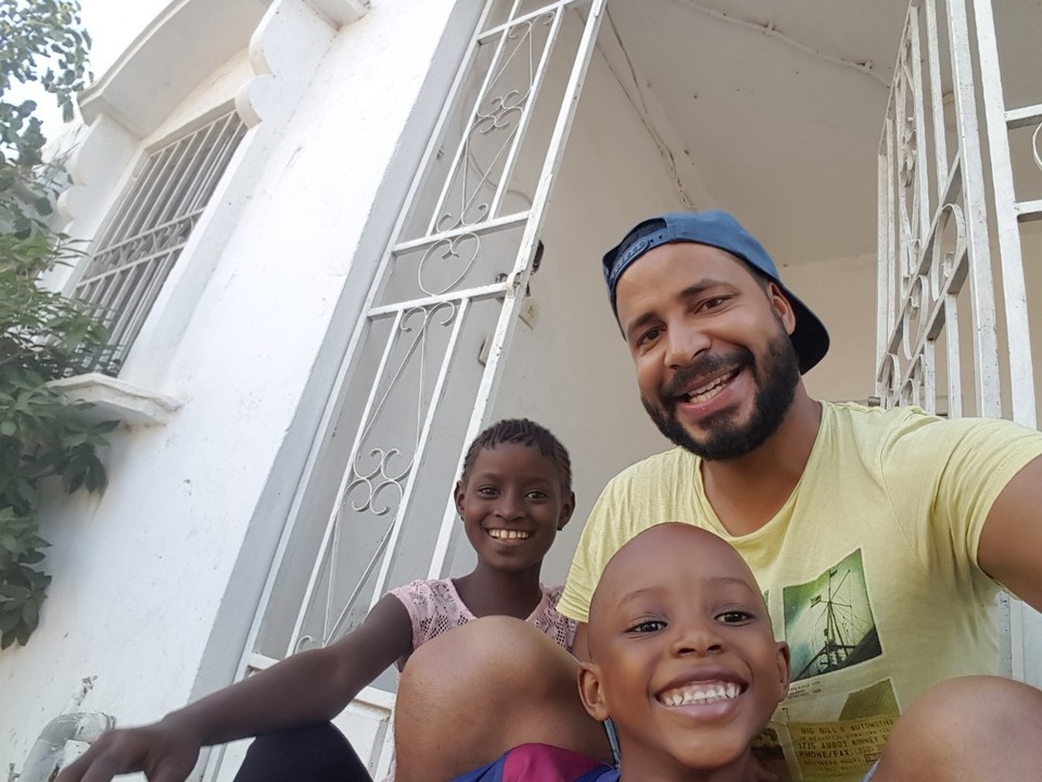 Gambia - Banjul - Mit den beiden kleinen süßen hatte ich viel Freude..... Sehr lebendige Kinder