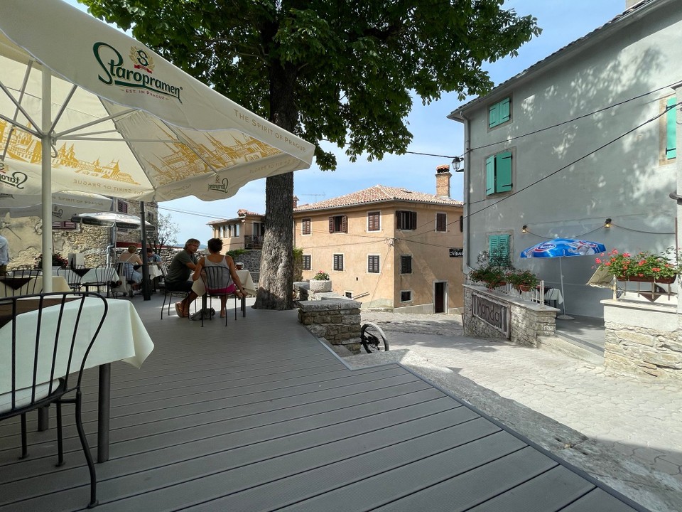 Kroatien - Motovun - Mitten im Ort gibt es dieses kleine schöne und sehr gute Restaurant. Perfekt um eine Pause einzulegen. Sind ja schließlich im Urlaub 😄