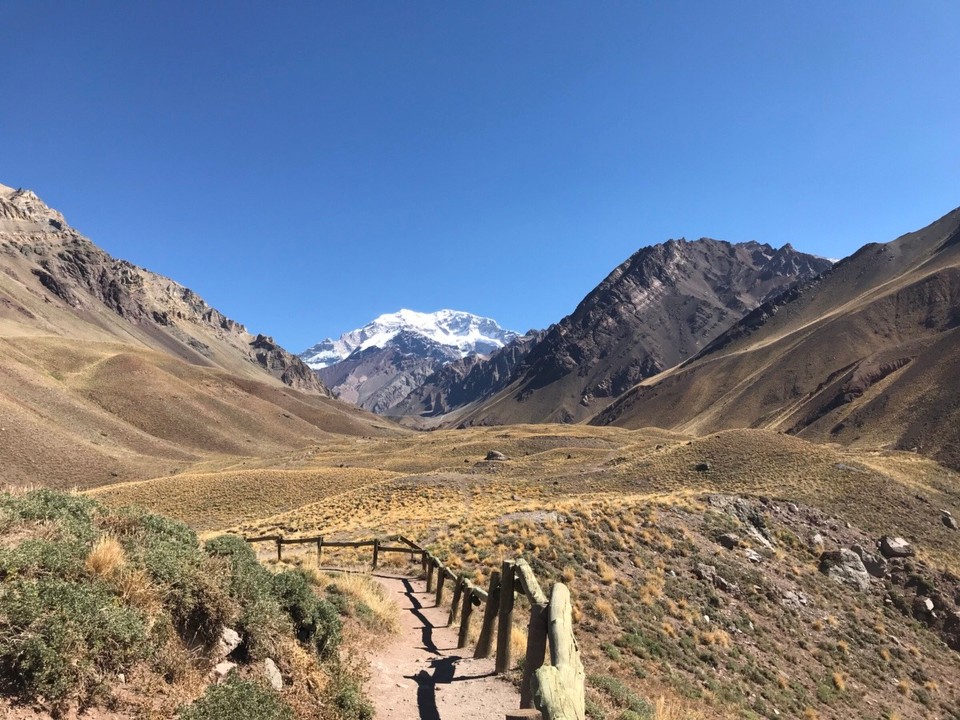 Argentinien - Las Heras - Der erste Blick auf den Aconcagua: Der Aufstieg startet an einem harmlosen kleinen Rundweg.