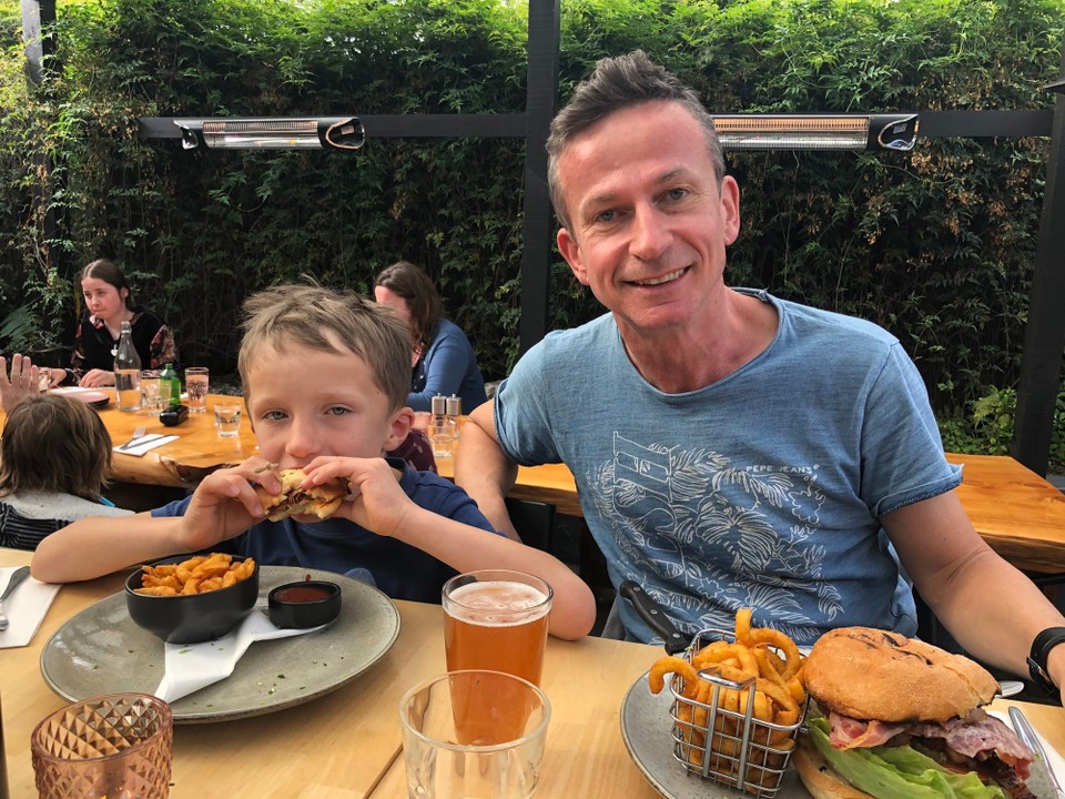 Neuseeland - Motueka - Kinderburger mit pulled Porc, Beats Burgerfleisch war 14 Stunden im Smoker. 