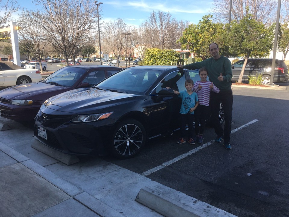Vereinigte Staaten - South San Francisco - Wir dürfen aus einer Reihe Autos eins auswählen und entscheiden uns für diesen Toyota Camry. 