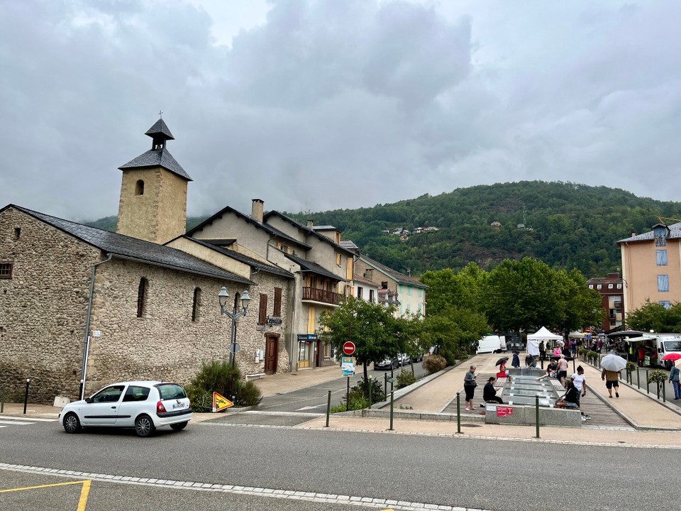Andorra - Escaldes-Engordany - Ax-les-Thermes, rechts das öffentliches Bassin mit 70 Grad warmen Thermalwasser