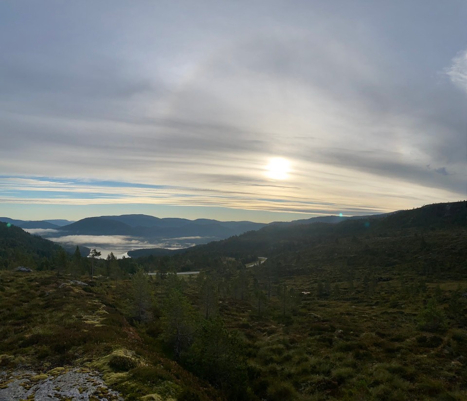Norwegen - Averøy - Der See. Über den See stand die Sonne mit „Helo“ - einen Sonnenkreis in Regenbogenfarben, der durch Eiskristalle in der Luft entsteht. Ein seltenes Naturphänomen. 