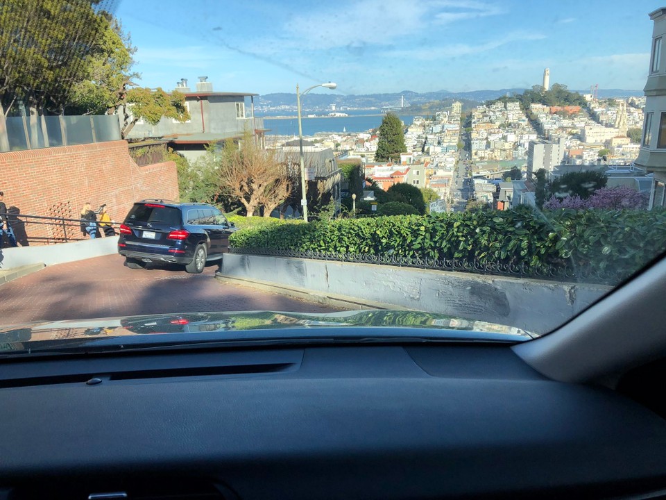 Vereinigte Staaten - San Francisco - Kurz vor unserer Unterkunft fahren wir durch die berühmte, kurvige Lombard Street.