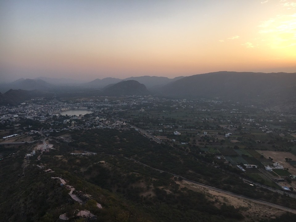 Indien - Pushkar - Next Morning: after a hike to Savitri Mata Temple having this great view... man beachte die Treppen 💪🏻👌🏻 mindestens 1 Mio. Stufen 😄