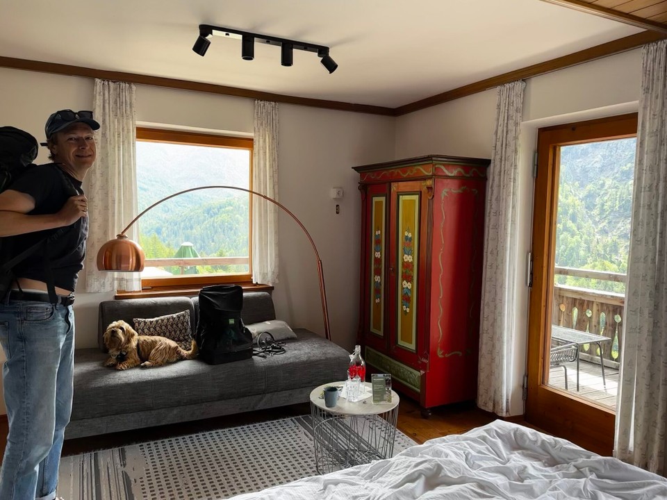 Österreich - Scheffau am Wilden Kaiser - Reisebereit (nach Yoga in der Sonne mit Blick auf die Berge)