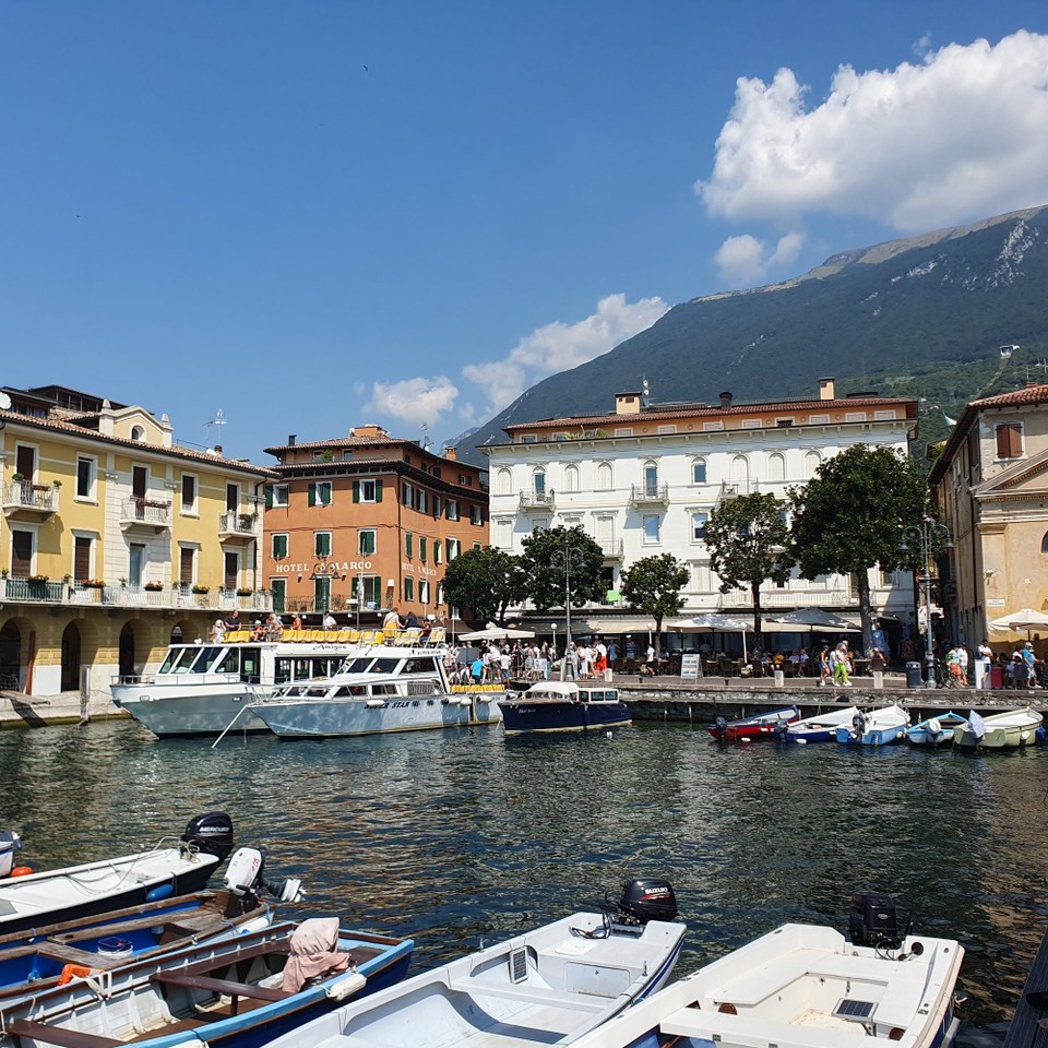Italien - Limone Sul Garda - In dem weißen Haus im Hafen haben wir unsere Ferienwohnung.