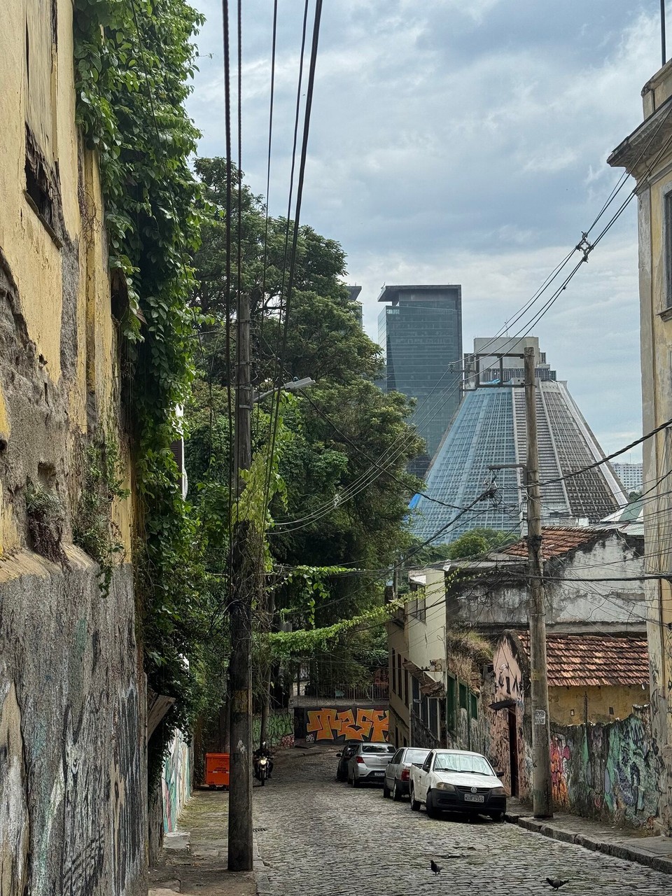 Brasilien - Rio de Janeiro - Die Kathedrale São Sebastião in Form einer Pyramide