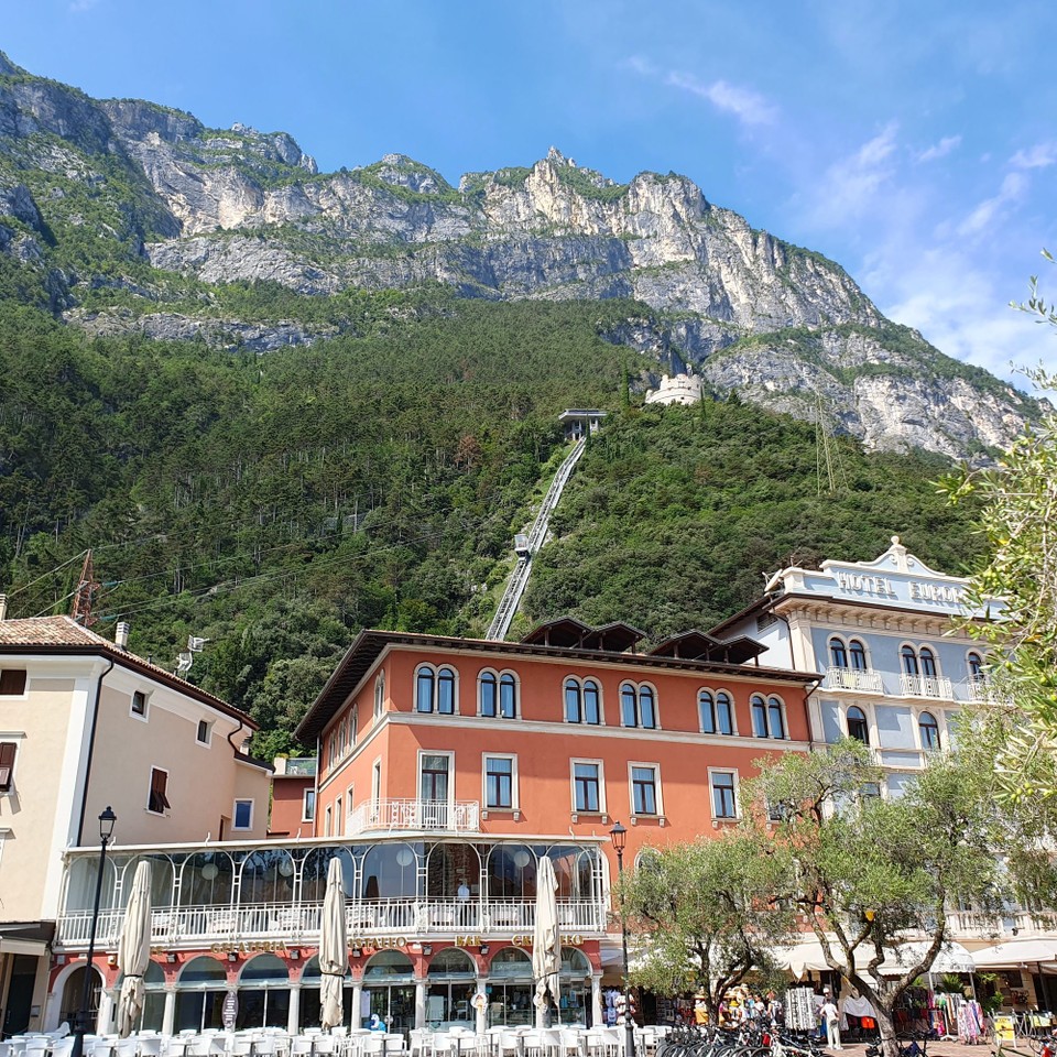 Italien - Riva del Garda - In Riva del Garda laden wir das E-Auto.