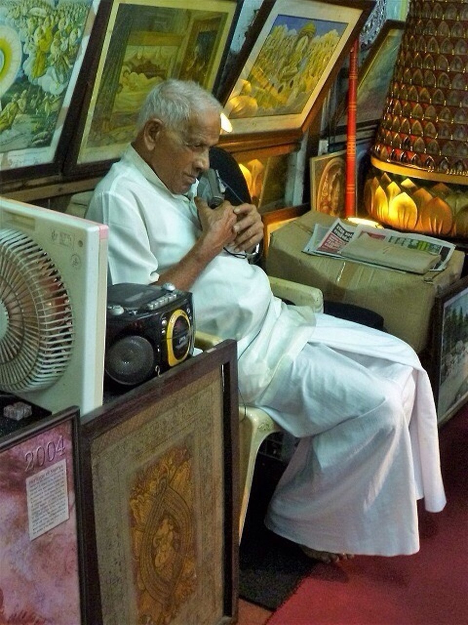 Sri Lanka - Colombo - Tempelaufpasser mit Radio 