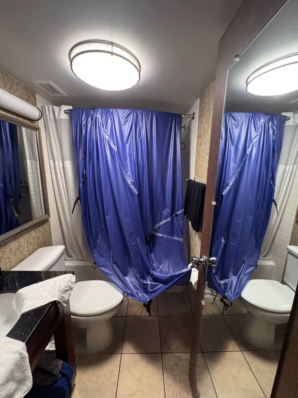 Vereinigte Staaten - Salt Lake City - Es hed scho ih de Nacht grägnet und üses Zält esch Nass gsi, das trocknet etz im Bad.😂