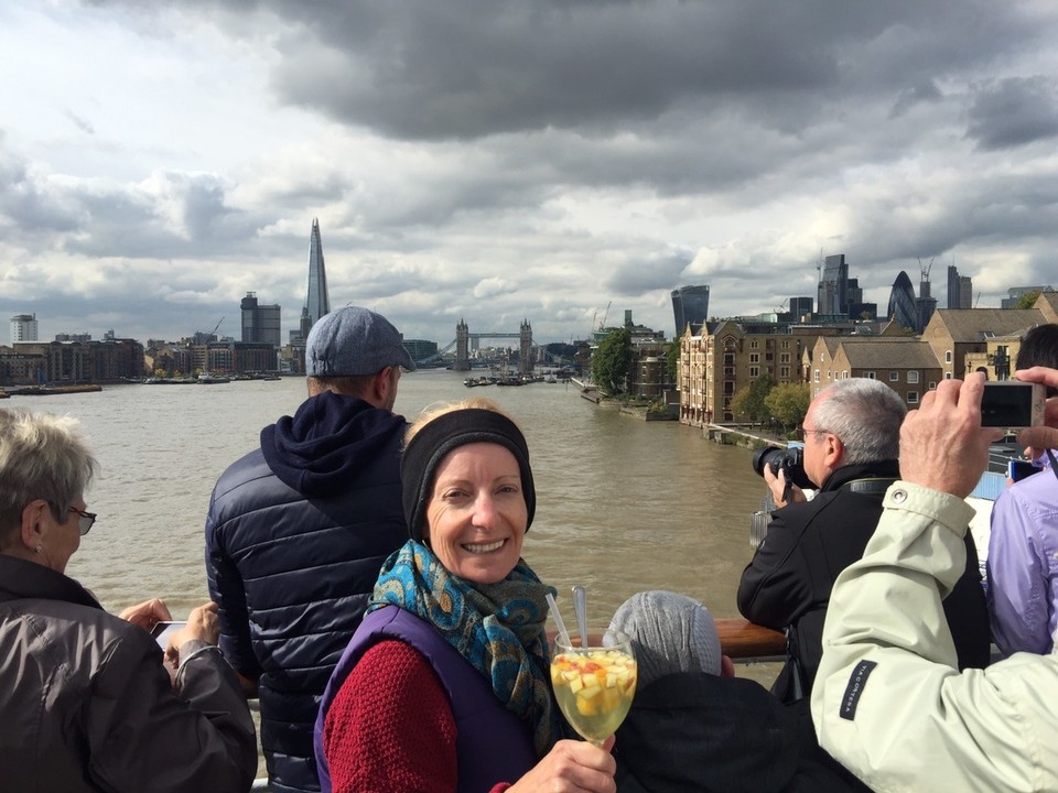  - United Kingdom, London, River Thames - The Tower Bridge. Boule. Cheers. 