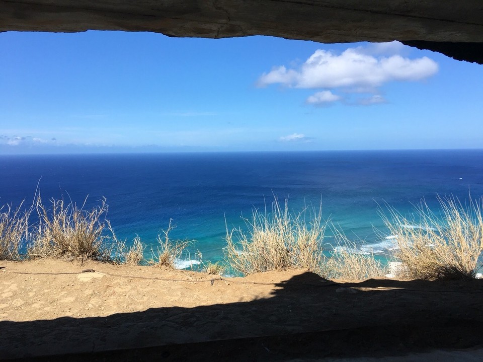 Vereinigte Staaten - Honolulu - Sneak Peek auf dem Weg zum Diamond Head. Hier sind zwar gefühlt 1000000000 Menschen aber die Aussicht ist es definitiv wert 