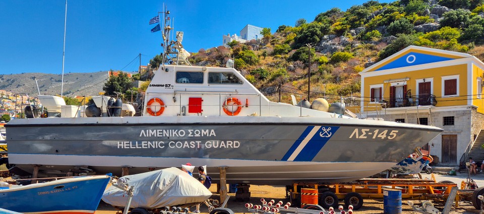 Griechenland - Symi - Vorgestern sah der Kahn noch ziemlich runtergerockt aus. Können doch ganz schön fleißig sein die Griechen.