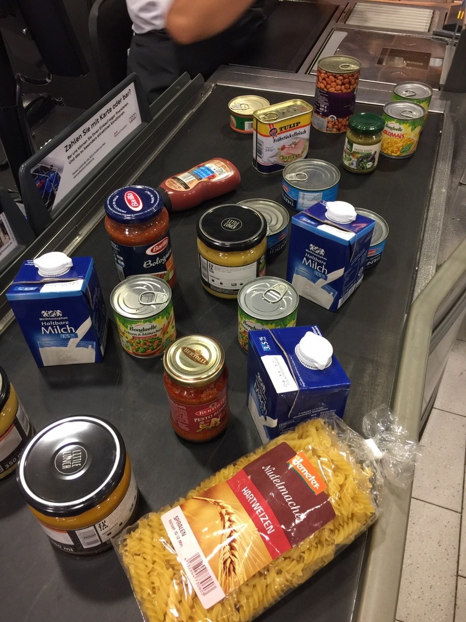 Schweiz - Krattigen - Bevor es losging, habe ich noch eine Notfallration an Lebensmitteln eingekauft die lange halten. Wer weiß wo man landet und ob es Geschäfte in der Nähe gibt.