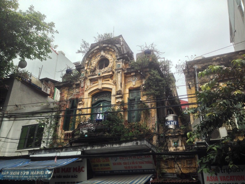 Vietnam - Hanoi - Französische Häuser aus der Kolonialzeit prägen das Strassenbild