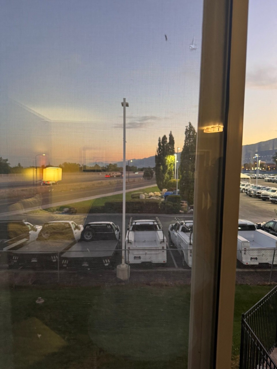 Vereinigte Staaten - Yellowstone National Park - D‘Ussicht vo üsem Hotelzimmer in Salt Lake City.🌄 Mier sind wägem Jetlag früeh wach gsi. Sind denn grad go Zmorge ässe. Üs esch es super Zmorge versproche worde. Leider esch es denn aber doch ned so guet gsi. De Kaffee, d’Wafle und s‘Müesli sind ungeniessbar gsi. S‘Tost und Jogurt esch oke gsi.