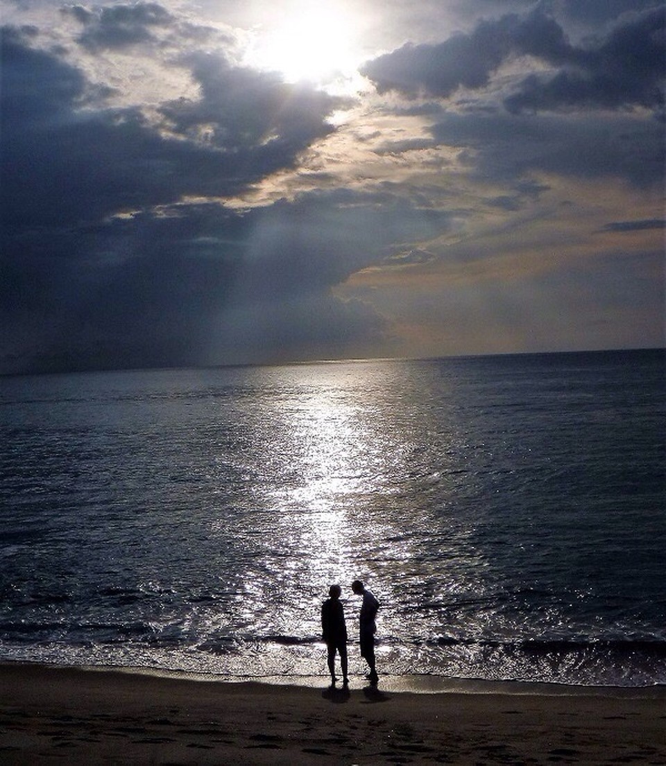 Thailand - Choeng Thale - Sandro und Corinne im Abendlicht 