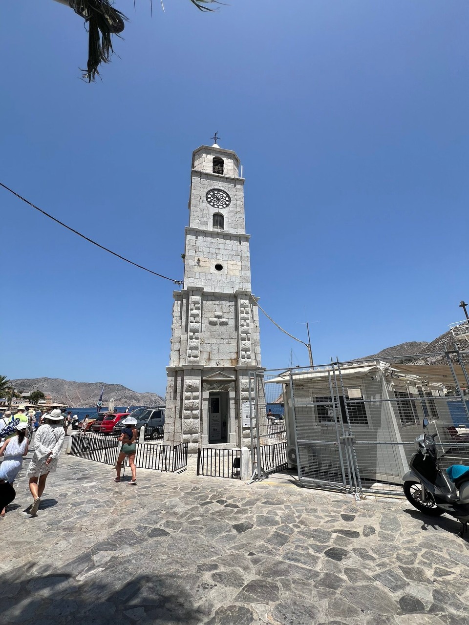 Griechenland - Symi - Dieser Glockenturm soll dem Big Ben von London nachempfunden sein. Eine Ähnlichkeit läßt sich allerdings nicht feststellen.
