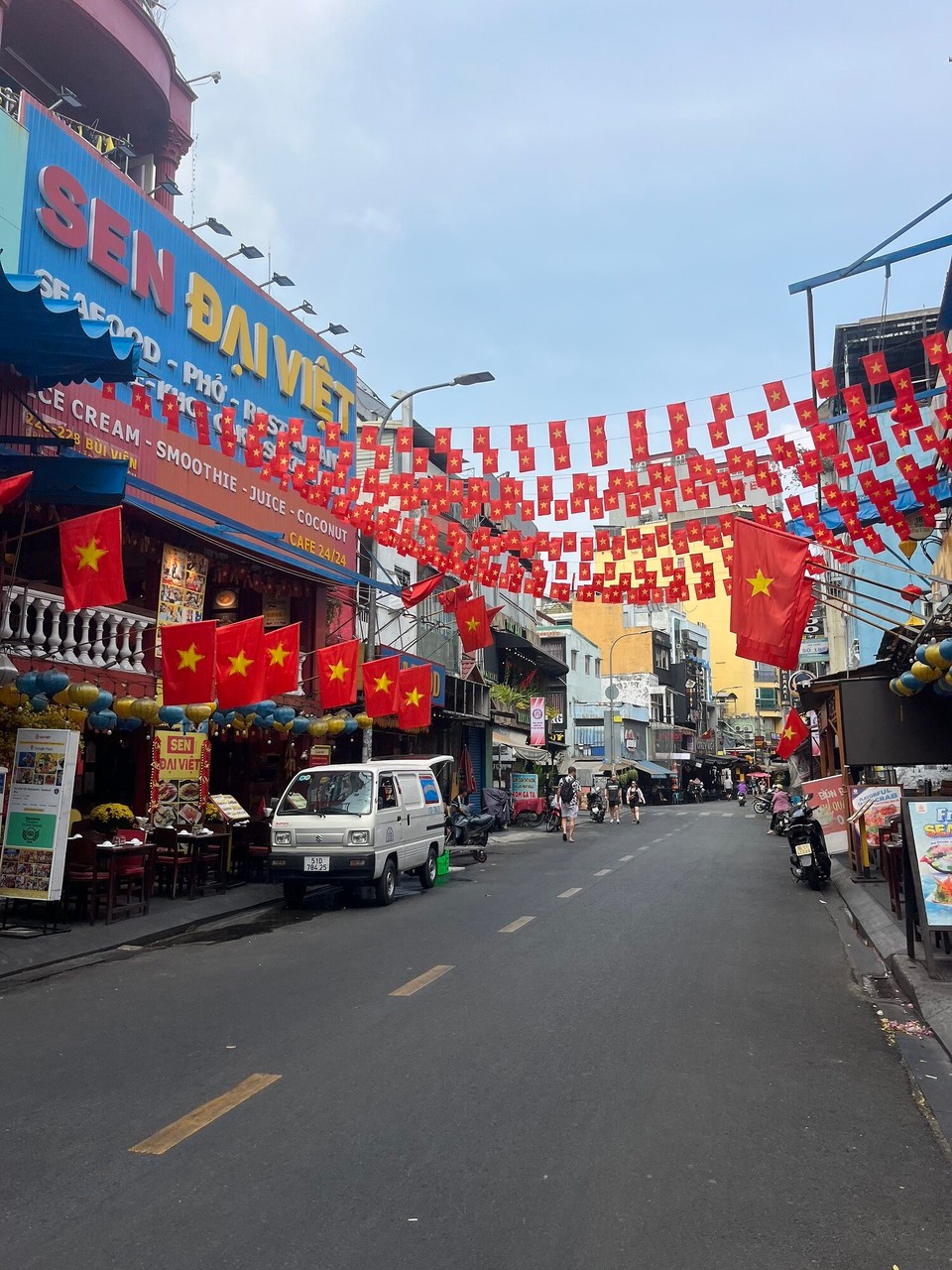 Vietnam - Ho Chi Minh City - After queuing for nearly 2 hours in passport control, finally touch down in Nam and omg I love it here! So much to do! Can defo see myself extending my stay. I checked in and went out for a walk in the 35 degree heat 
