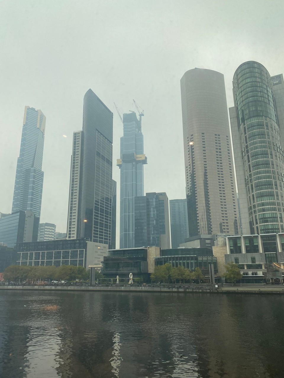 Australien - Melbourne - Der heutige Tag in Melbourne beginnt wieder mit Regen und kühl bei 20 Grad. Es lag aber auch starker Dunst mit Rauchgeruch in der Luft. Die Incident Karte der Behörde zeigt dass neu auch einige Buschfeuer in der Region Melbourne    aktiv sind
