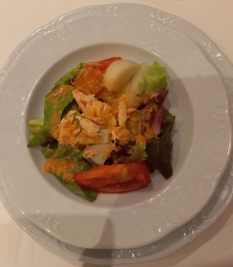 unbekannt - unbekannt - Alaska Salat -gedämpftes Lachsfilet, Salzkartoffeln und Tomatenecken auf  Eisbergsalat.