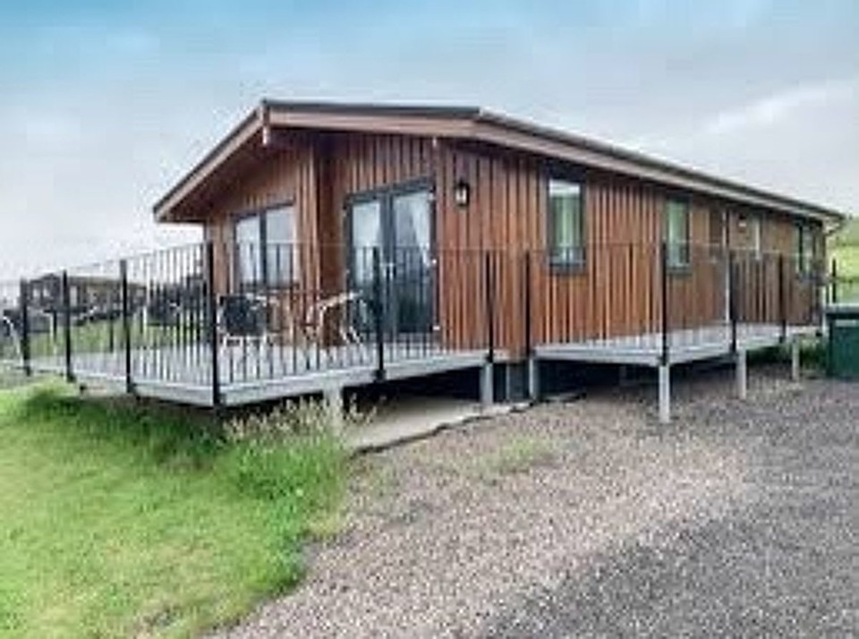 Vereinigtes Königreich - Kinross - Üses Mobilhoum am Loch Leven

Aues tiptop, aber chli lieblos u chaut igrichtet (ä Stahuterrasse mit Stahutisch u -stüehu u kes Bluemetöpfli wit u breit). Di Feriealag isch äuä noni so aut - chöme ständig nöii Hüsli drzue. Wär weiss, vilech zum Schluss no dseinte u dsangere Böimli u Büschli… 😉