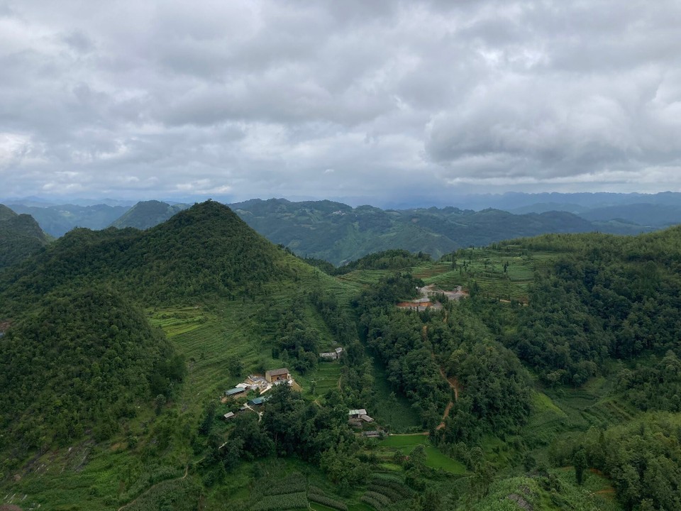 Vietnam - Dong Van - Blick auf China - die Hügel im Vordergrund sind noch auf der Seite von Vietnam, hinter dem Tal die Hügel sind schon China