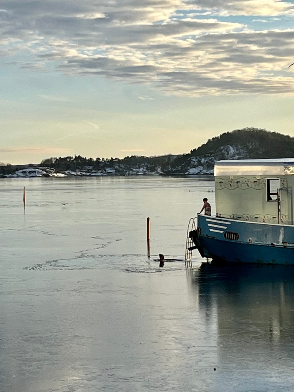 Norwegen - Oslo - Baden im Hafenbecken von Oslo umgeben von Eis. 