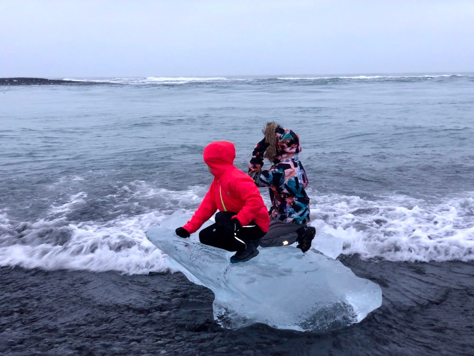 Island - Sveitarfélagið Hornafjörður - Sieht aus, als ob die beiden auf einem Motorboot sitzen würden...🤣