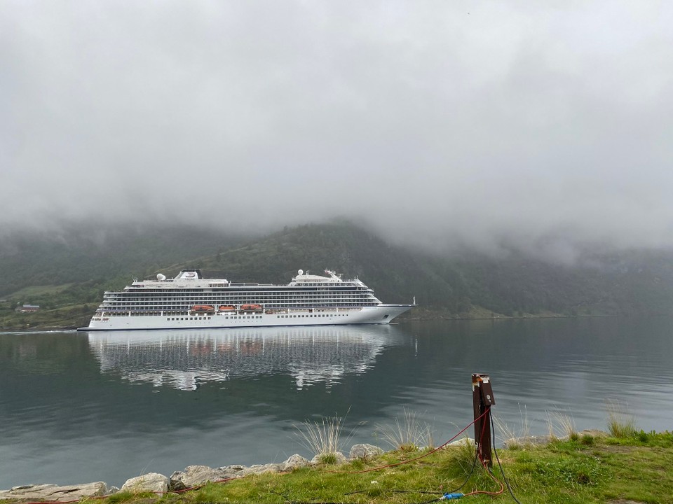 Norwegen - Geiranger - Im Fjord startet gerade wieder ein Passagierschiff. 