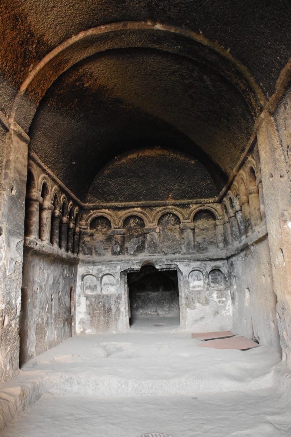 Türkei - Guzelyurt - Das Selime-Kloster ist das größte religiöse Bauwerk in Kappadokien mit einer kathedralengroßen Kirche, die von den frühen Christen durch aushöhlen der Felsen zu Höhlenklöstern errichtet wurde.