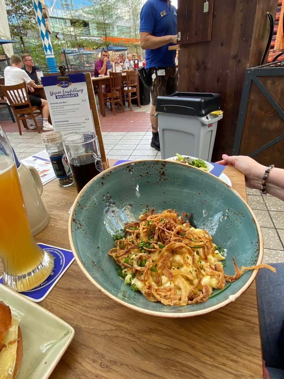 Deutschland - Erding - Käsespätzle für Ute