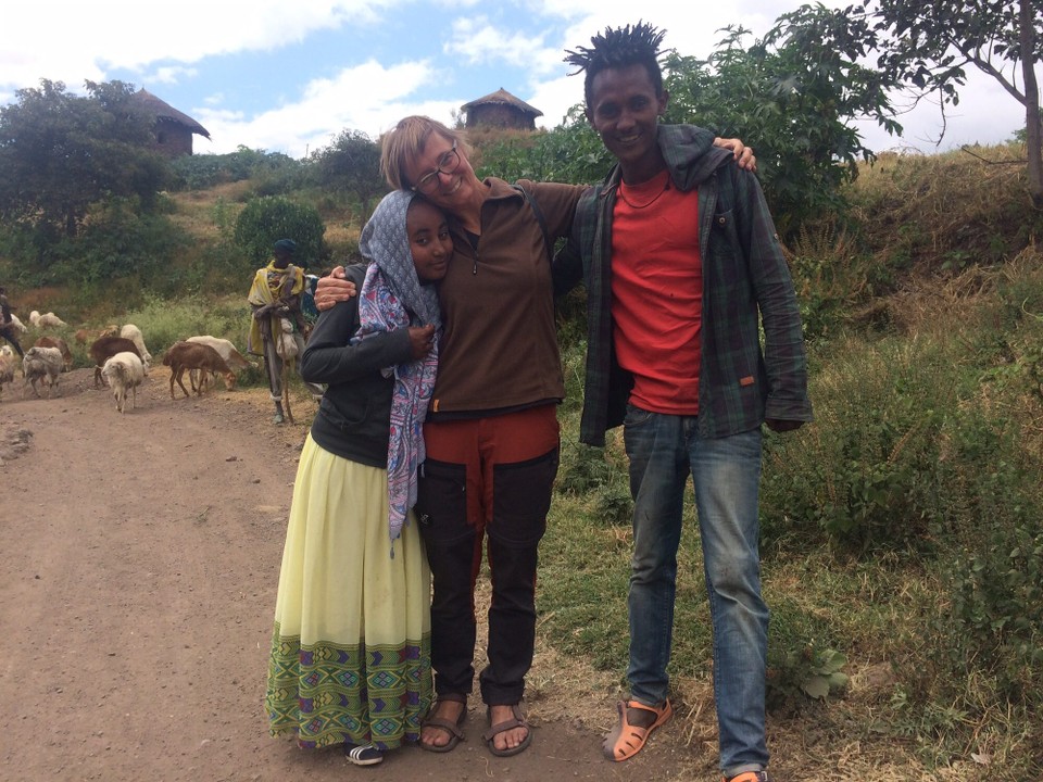Äthiopien - Lalibela - Hanna, die junge Frau links, ist 17 Jahre alt. Einerseits nerven die vielen, die einen ansprechen. Aber ich respektiere das Engagement, mit dem sie sich ranschmeißen, um Englisch zu üben. Sie sind die Unternehmer der Zukunft 