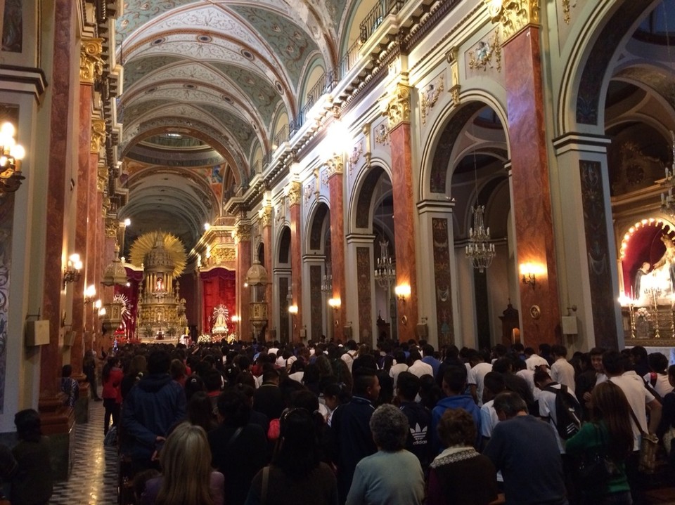 Argentinien - Capital - Salta - Hier scheint die Kirche voll zu sein