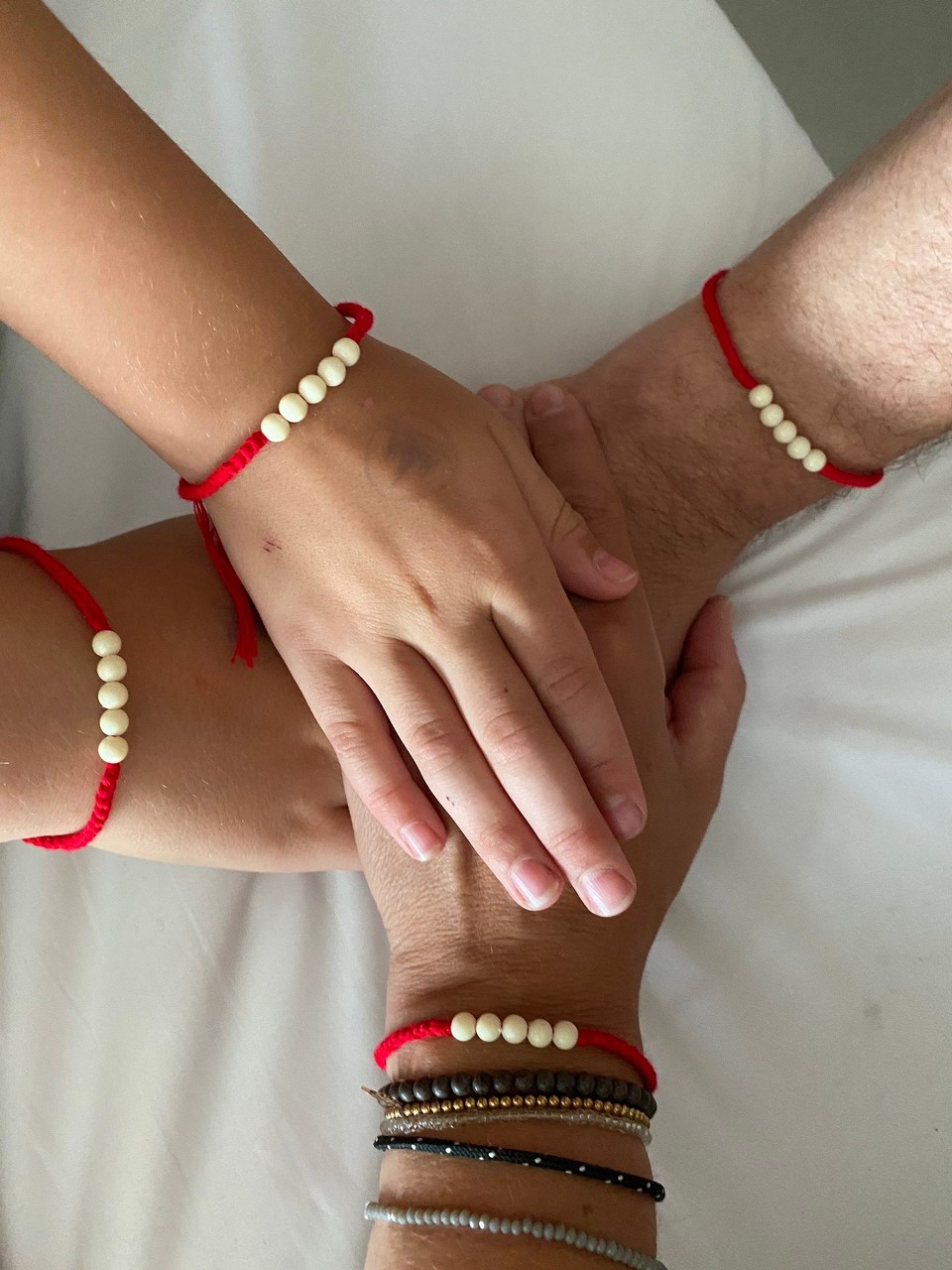 Thailand - Bangkok - Der rote Faden im Buddhismus

Der rote Faden um das linke Handgelenk ist im östlichen Buddhismus verbreitet. Er wird von einem Mönch als geweihter Faden übergeben im Rahmen einer buddhistischen Zeremonie.

https://www.buddhapur.de/magazin/buddhismus/lehre/rote-faden-im-buddhismus




