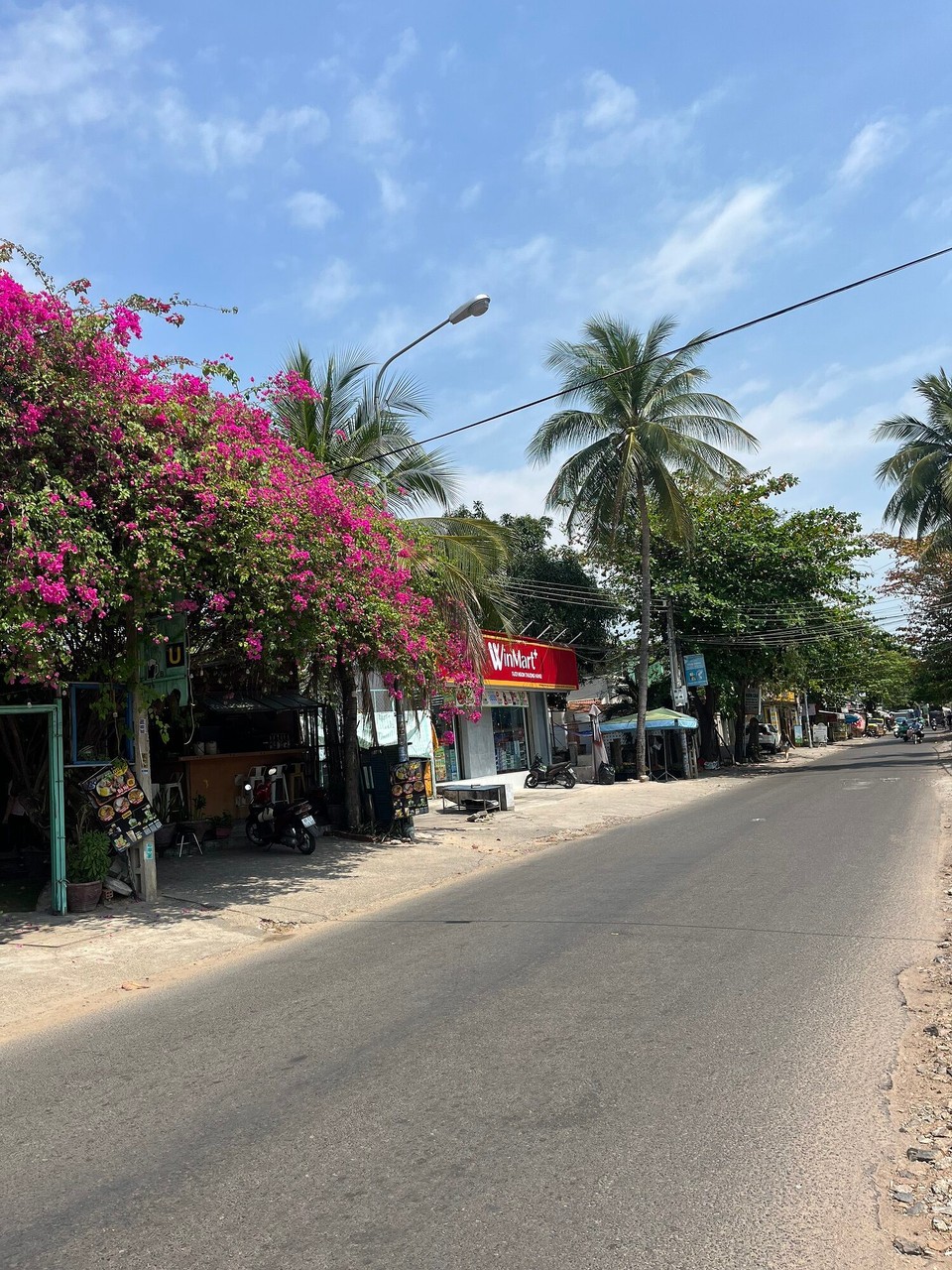 Vietnam - Phan Thiet - A slow relaxing day in Mui Ne🧘🏻‍♀️. Went and had brekkie at the hostel with Alyssa then a little walk up the road. We bumped into a Vietnamese man who offered to do a bbq night for us but we said we had plans for the evening 😅. Went back to the hostel and set ourselves up on the hammocks 