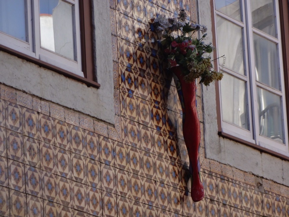 Portugal - Lissabon - HÜBSCHE BEINE HÄNGT MAN AUCH MAL AUS DEN FENSTER