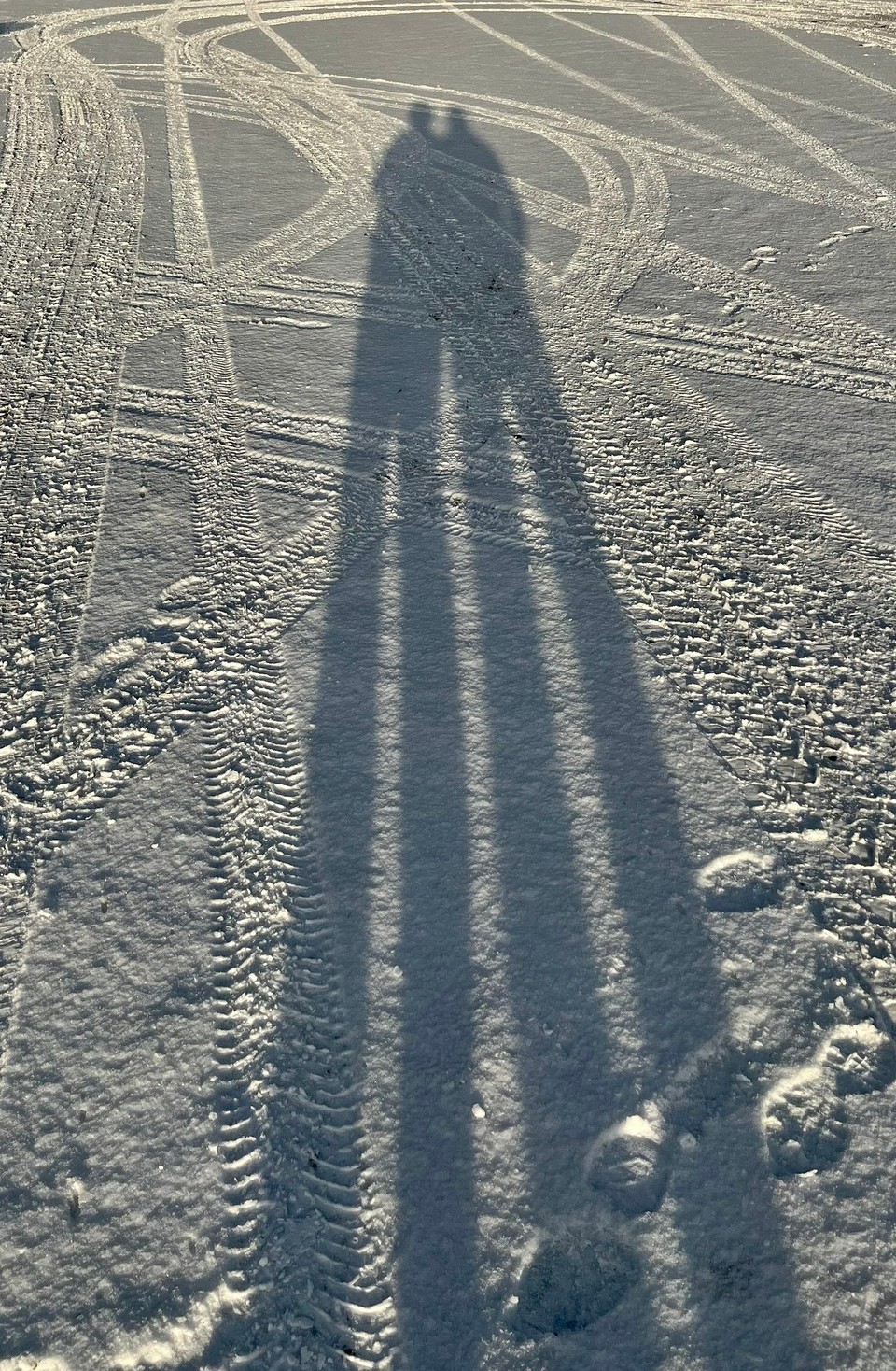 Norwegen - Kautokeino - Es ist erst 15:00*, die Sonne steht bereits tief über dem Horizont und lässt die Schatten länger werden.

*zumindest auf unseren Uhren ist es 15:00, finnische Zeit 16:00 - wir sind kurzzeitig etwas verwirrt…