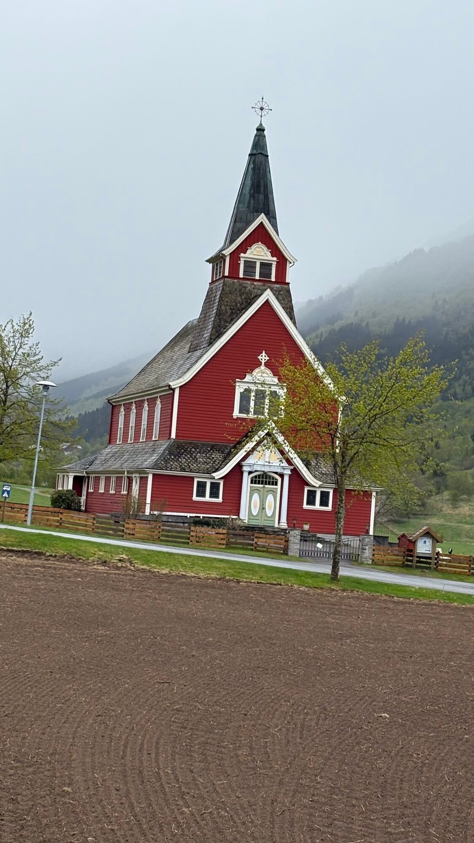 Norwegen - Briksdalsbre - Kirche in Olden (mal wieder schief)