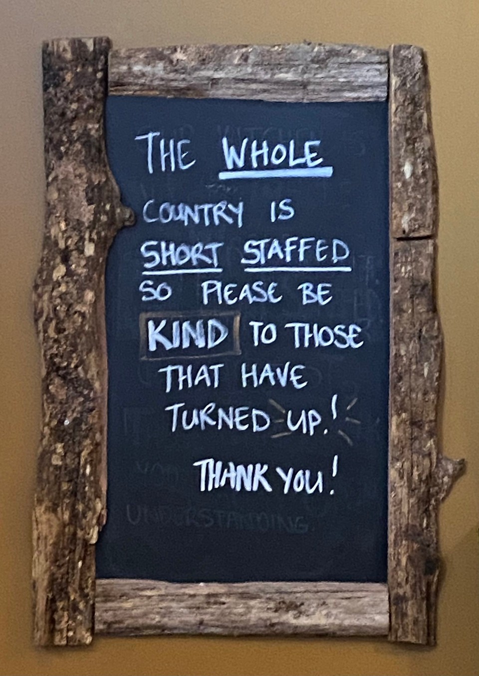 Neuseeland - Queenstown - Das Schild hing gestern in einer Gaststätte, wir fanden es witzig, also war es ein Foto wert.
Gute Nacht aus dem eisigen Neuseeland, bis morgen.