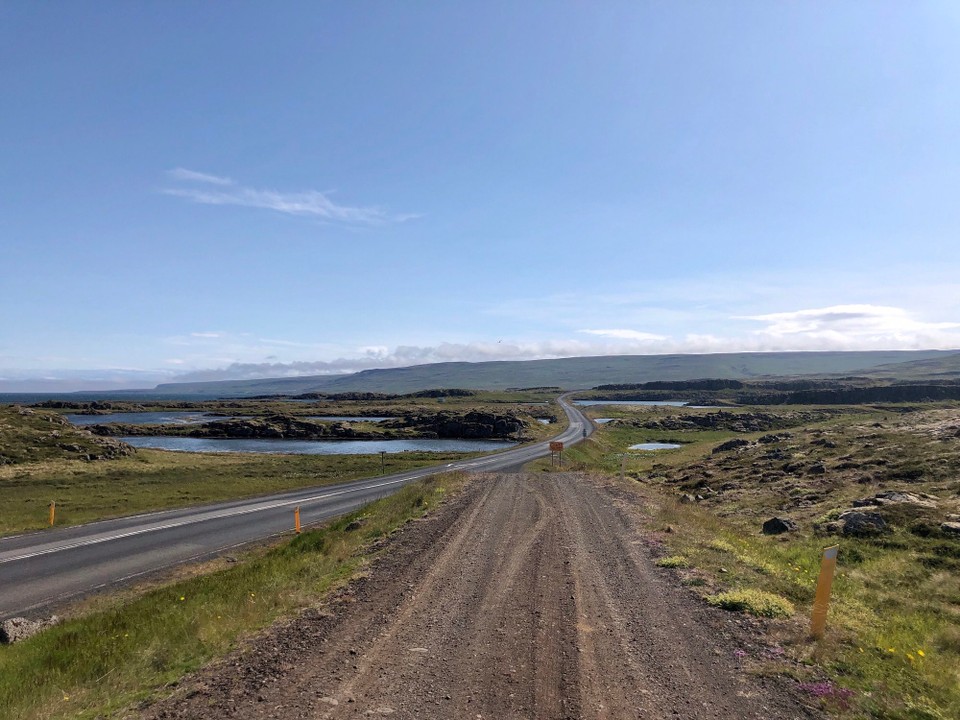 Island - Strandabyggð - Soeben haben wir die 61 verlassen. Jetzt geht es auf der 68 weiter. Hier kann man schön sehen, wie die alte 68 aussah. Ein Stück der Gravel Road wurde stehen gelassen und wir gönnen uns das überschaubare Vergnügen, diesen kurzen Abschnitt auf dem guten alten Gravel zu fahren.