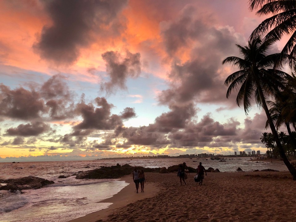 Brasilien - Salvador - Itapua tälich spektakulärer 
Sonnenuntergang