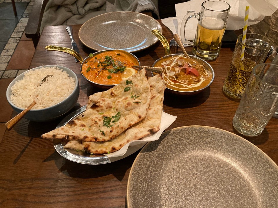 Neuseeland - Queenstown-Wakatipu Ward - Zum Abschluss des Tages geht es heute mit Dan zum Inder - es gibt Fisch und Lamm mit Reis und Knoblauch-Naanbrot 🤤