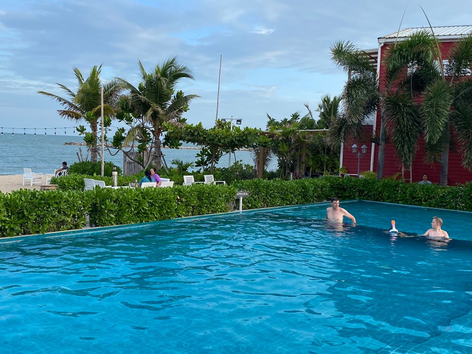 Thailand - Phetchaburi - Der Pool ist auch nicht schlecht. Temperatur des Wassers - eher lauwarm.