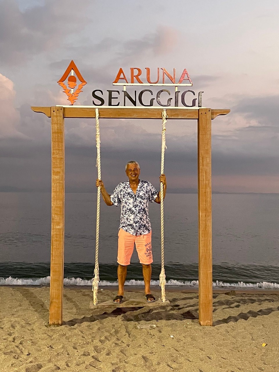 Indonesien - Kabupaten Lombok Barat - Sorry, so braun bin ich gar nicht.
Liebe Grüße von uns, bis morgen.